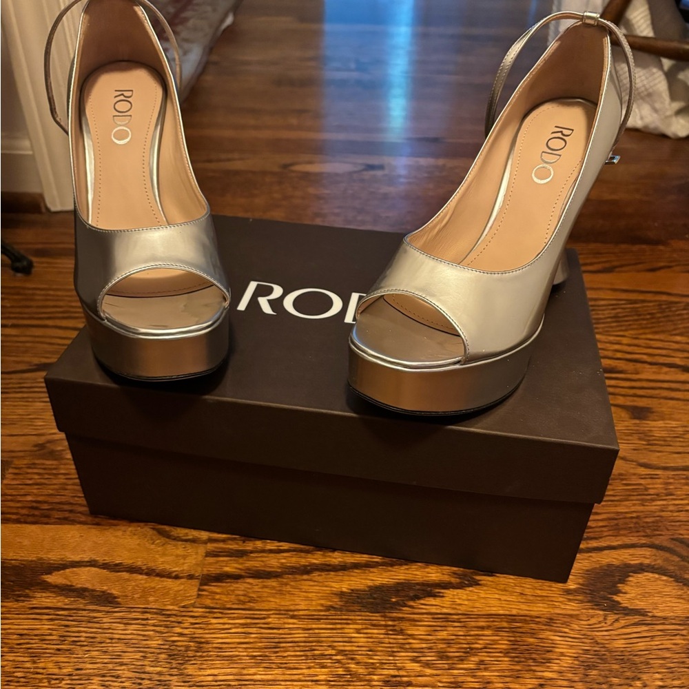 Rodo Silver Peep-Toe Platform Shoes